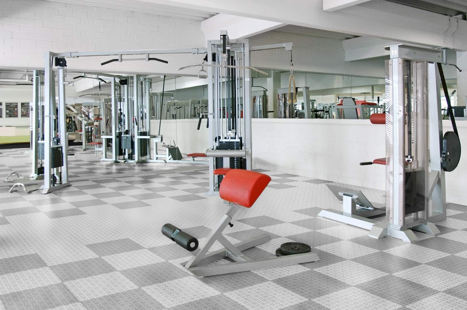 Klickfliesen für den Innenbereich von Florco verbaut auf einer Trainingsfläche mit verschiedenen Fitnessgeräten