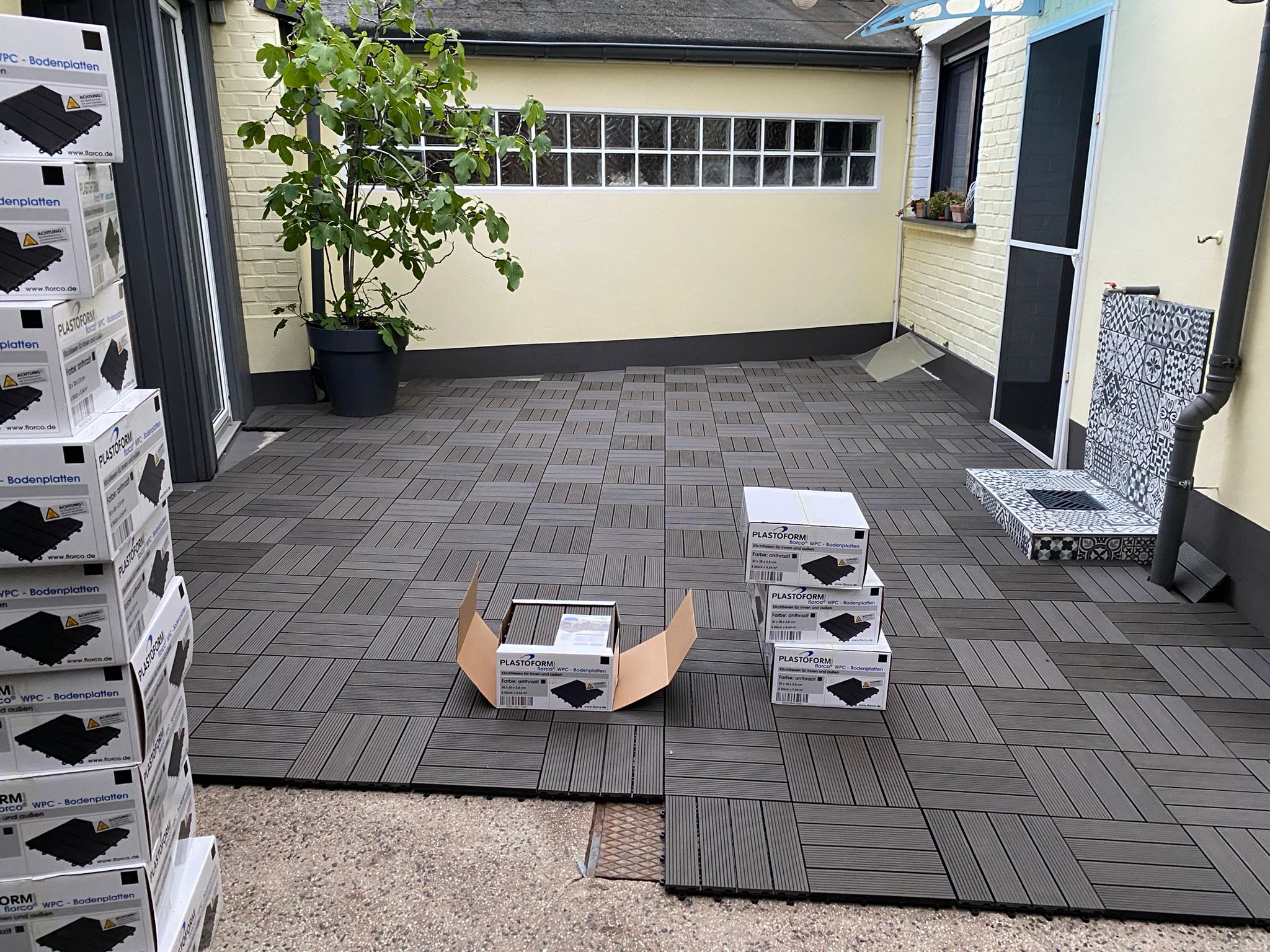 Die neue Terrasse wächst Reihe für Reihe