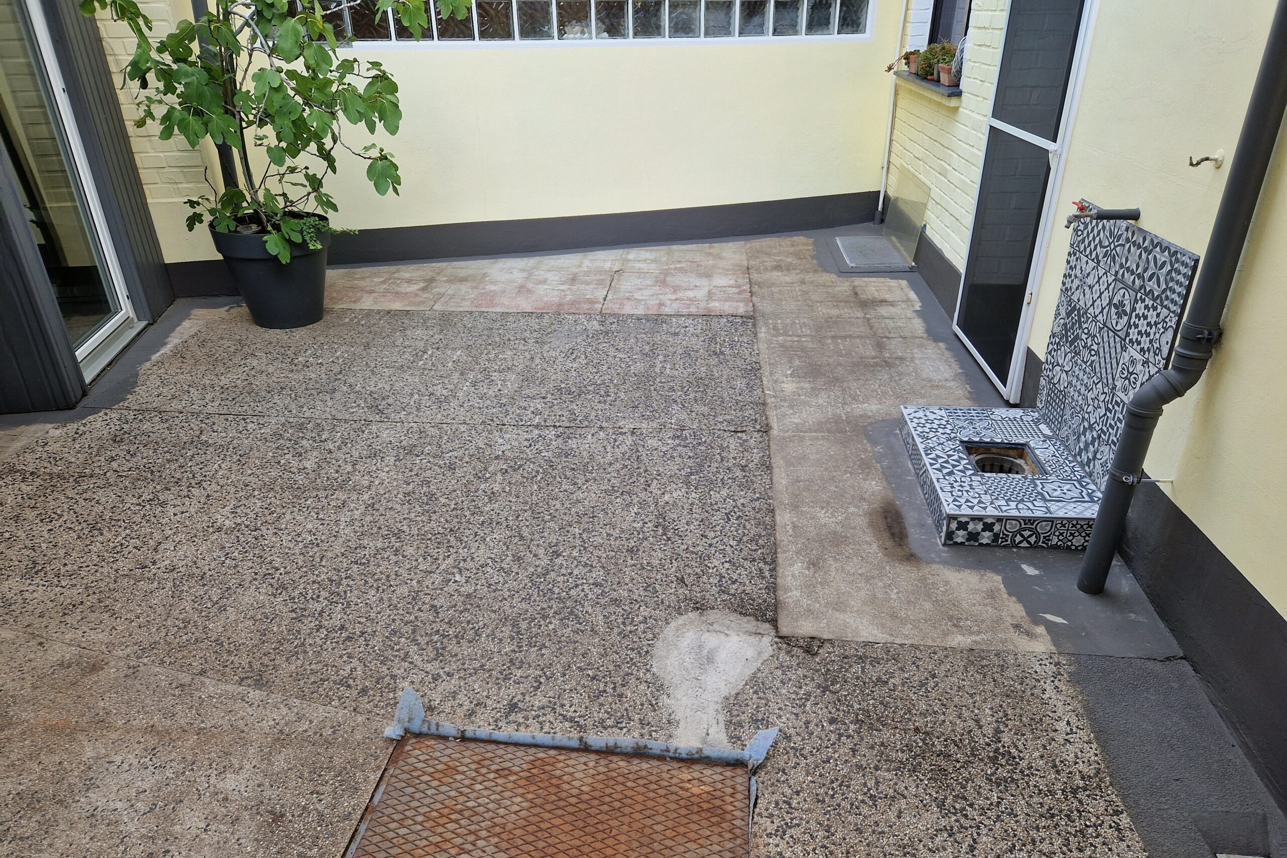 Vorher: alter, kühl wirkender Betonboden der Terrasse