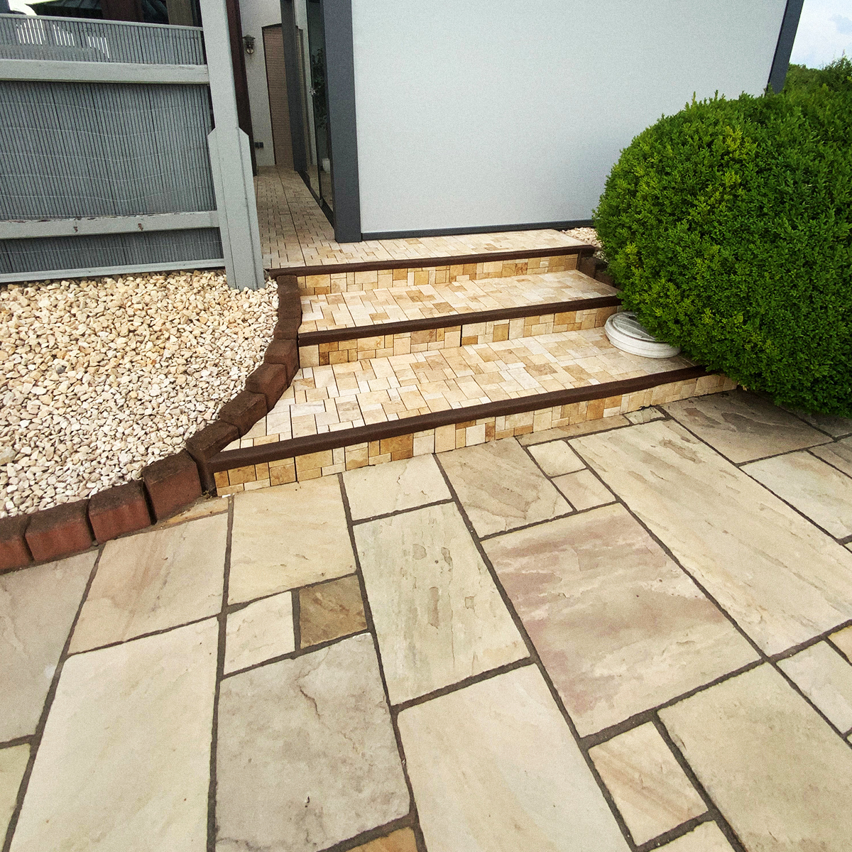 Fertig verlegte Travertin Klickfliesen, Perspektive über die Terrassenfläche