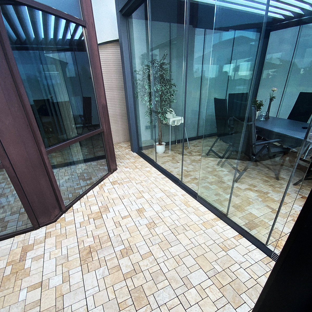 Mediterrane Terrasse mit Echtstein-Klickfliesen von florco in warmem Beige