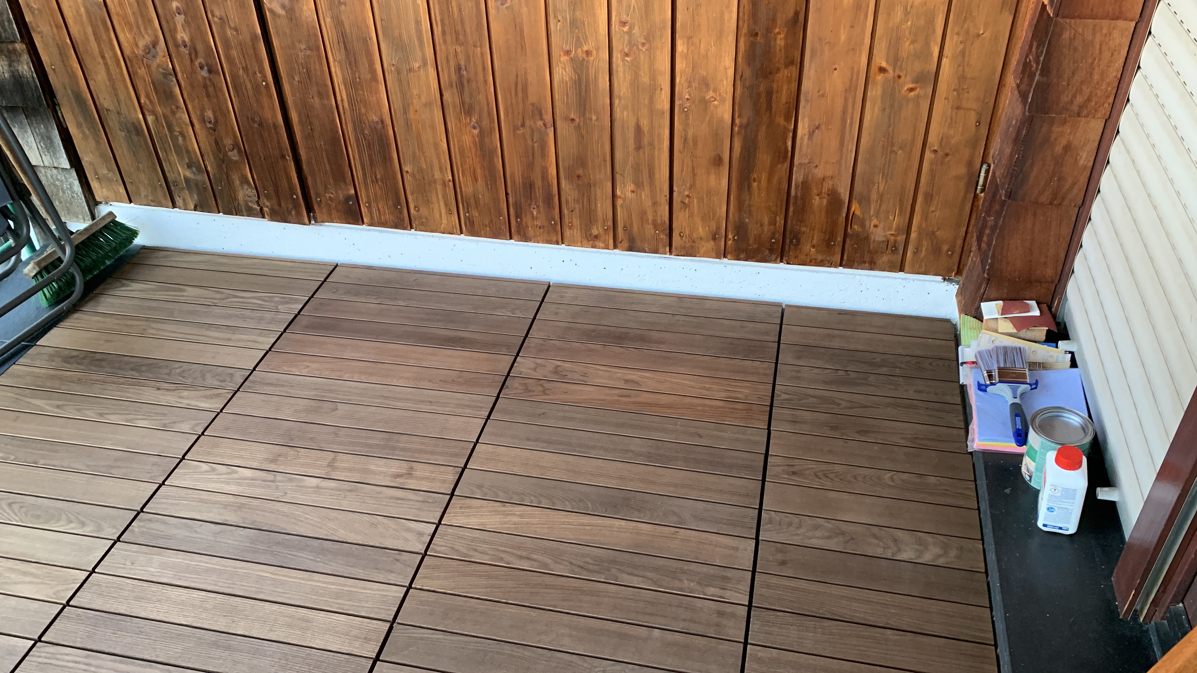 Holzfliesen auf dem Balkon verlegen ohne Baustelle