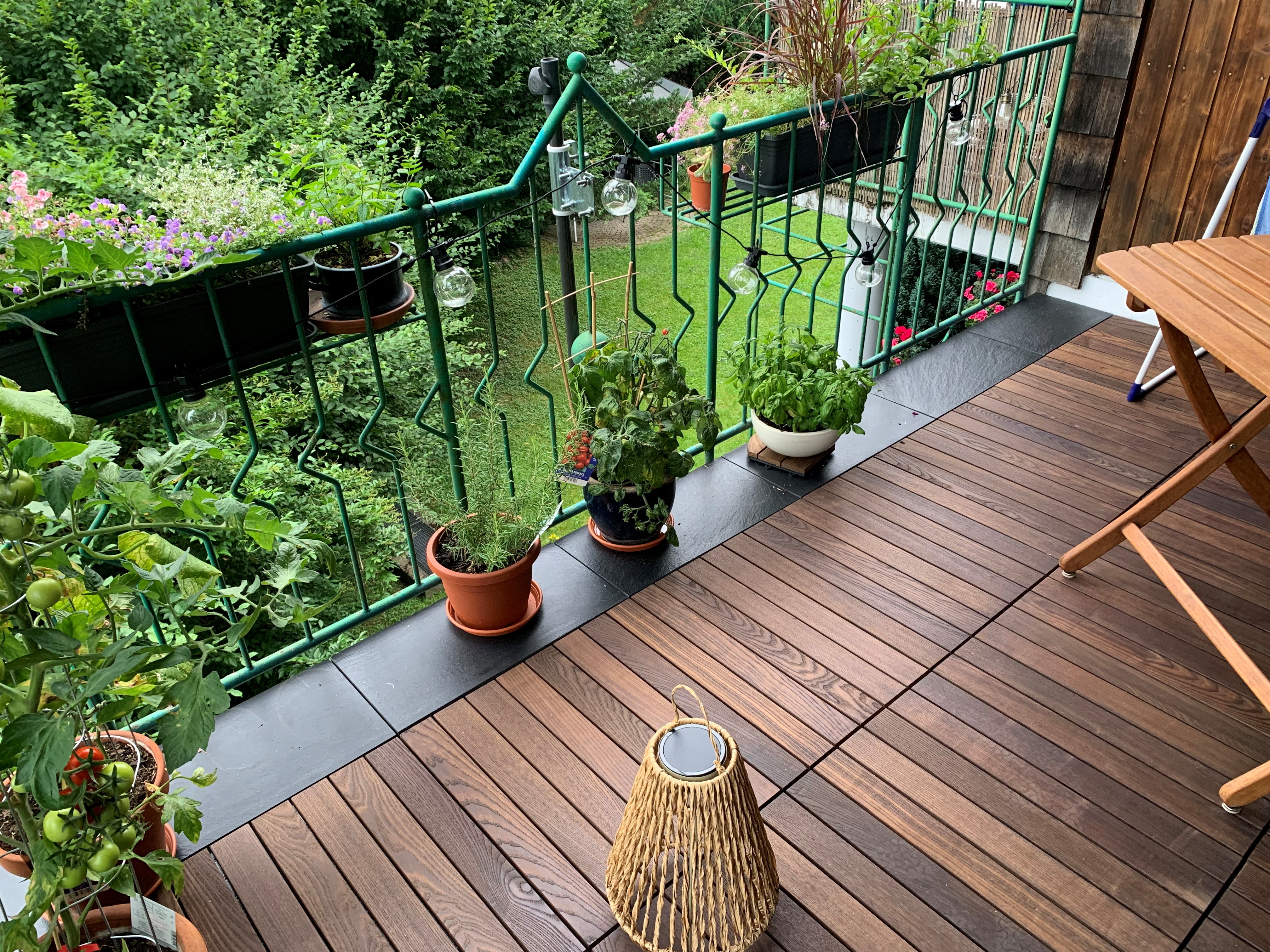 Balkon mit Holzfliesen und Schiefer-Akzent, Blick über den Garten
